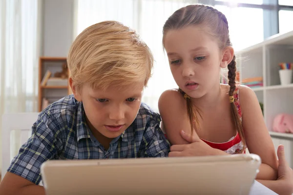 Duas Crianças Com Jogo Computador Tablet — Fotografia de Stock