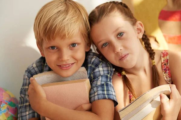 微笑的孩子面孔与书看照相机 — 图库照片
