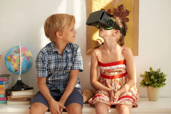 Garçon Souriant Regardant Sœur Dans Des Lunettes Réalité Virtuelle — Photo