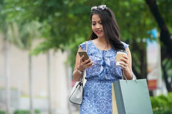 Alışveriş Torbaları Ile Sokakta Yürürken Smartphone Kullanarak Moda Asyalı Kadın — Stok fotoğraf