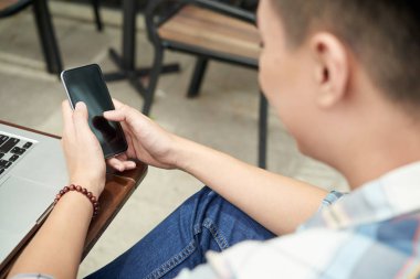 Genç adam manifatura ile omzunun üzerinden görüntüle