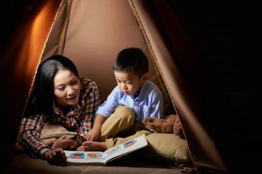 Küçük oğlu anne okuma kitabı