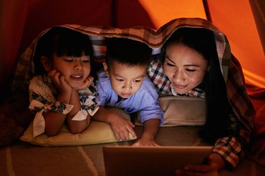 Küçük çocuk kız kardeşi ve annesi ile göz kulak olacak seçme