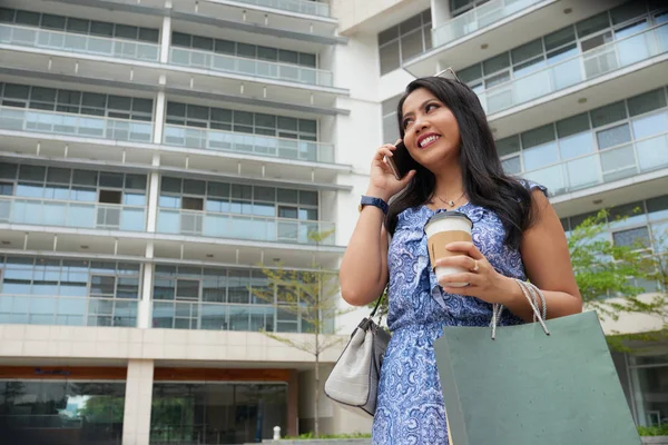 Lage Hoekmening Van Gelukkig Stijlvolle Aziatische Vrouw Met Koffie Boodschappentassen — Stockfoto