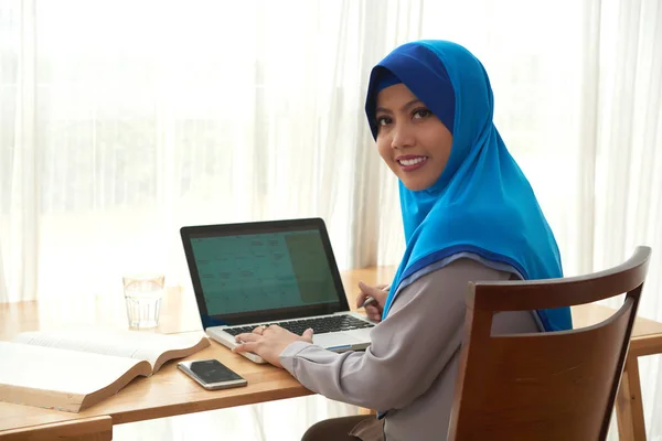 Laptop Ile Masada Oturan Kameraya Gülümseyen Hijab Genç Güzel Müslüman — Stok fotoğraf