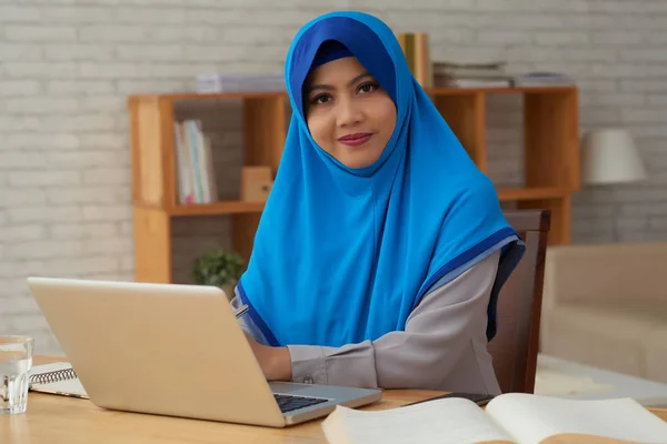Portrét Atraktivní Ženy Hidžábu Sedí Stolu Poznámkový Blok Při Pohledu — Stock fotografie
