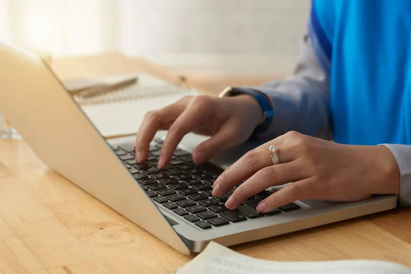 Visão Perto Uma Jovem Mulher Irreconhecível Sentada Mesa Trabalhando Laptop — Fotografia de Stock