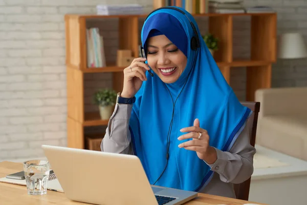 Jovem Mulher Bonita Hijab Usando Laptop Falando Sobre Fone Ouvido — Fotografia de Stock