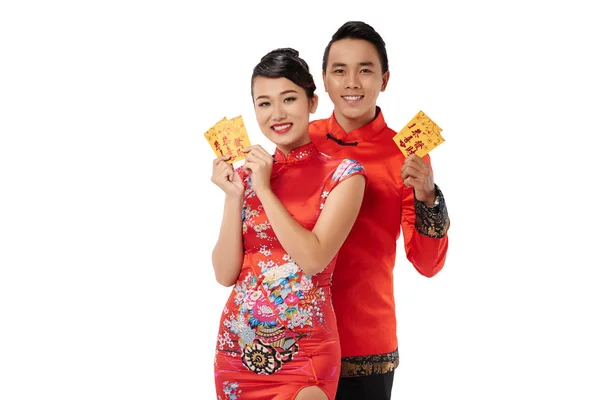 グリーティング カードを示す陽気なアジア カップル — ストック写真