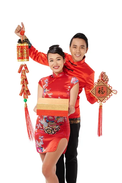 Вьетнамская Молодая Пара Держит Атрибуты Китайского Нового Года — стоковое фото