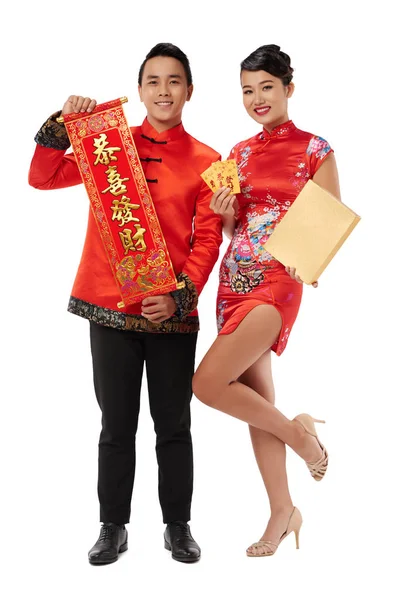 美丽的亚洲情侣庆祝农历新年 — 图库照片