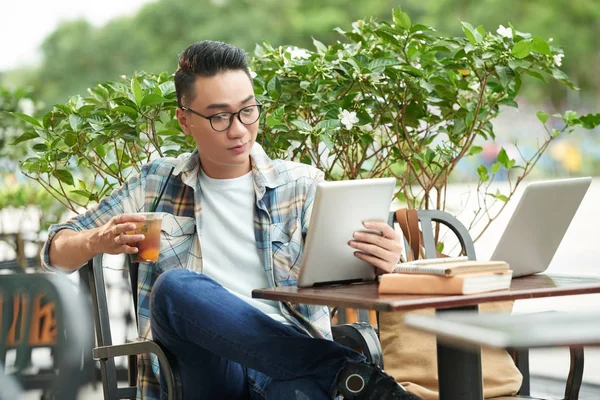 Ung Vietnamesisk Man Dricka Iskallt Och Läsa Bok Nyheter Dator — Stockfoto