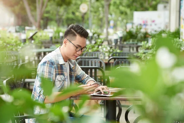 Freelancer Leyendo Mensajes Smartphone Cuando Trabaja Cafetería —  Fotos de Stock