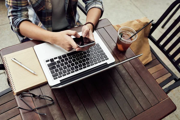 Manos Del Freelancer Utilizando Aplicación Teléfono Inteligente Cuando Trabaja Cafetería — Foto de Stock