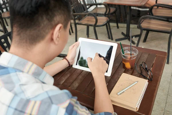 Freelancer Usando Aplicação Tablet Digital Vista Sobre Ombro — Fotografia de Stock