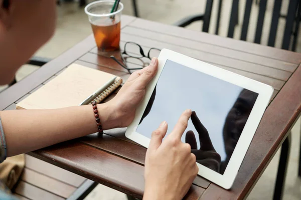 Tableta Digital Manos Del Estudiante Sentado Mesa Cafetería — Foto de Stock