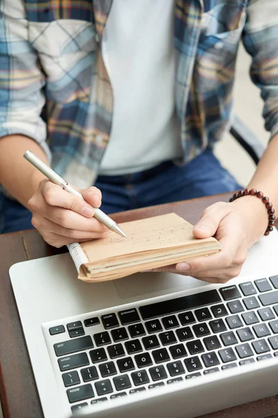 Student Checkt Schema Seinem Notizblock Bevor Laptop Arbeitet — Stockfoto