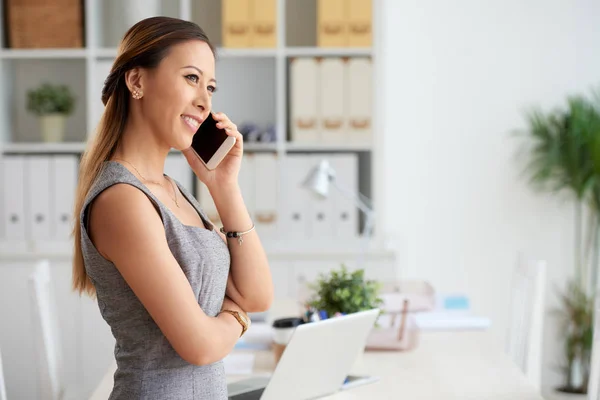 Glad Ung Affärskvinna Talar Telefon — Stockfoto