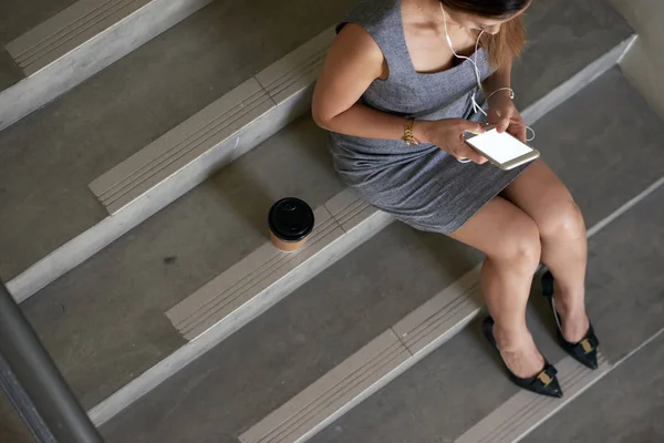 Mujer Negocios Sentada Los Escalones Respondiendo Mensajes Teléfono Inteligente — Foto de Stock