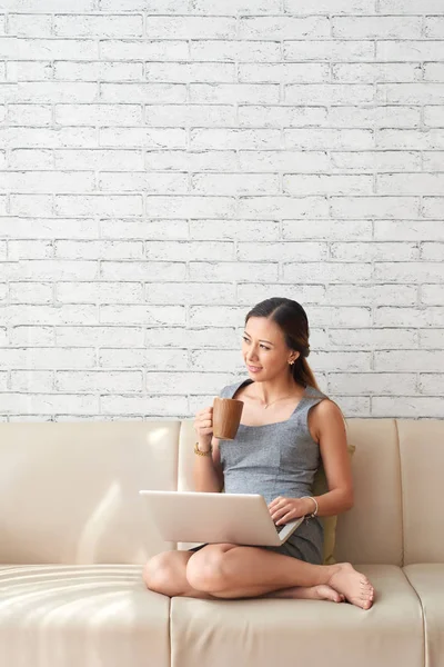 Mujer Bonita Descansando Sofá Bebiendo Café Trabajando Ordenador Portátil — Foto de Stock