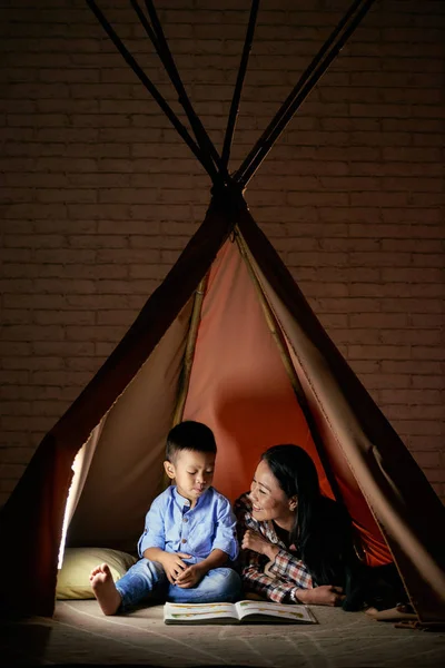 Vietnamesische Mutter Und Sohn Spielen Hause Zelt — Stockfoto