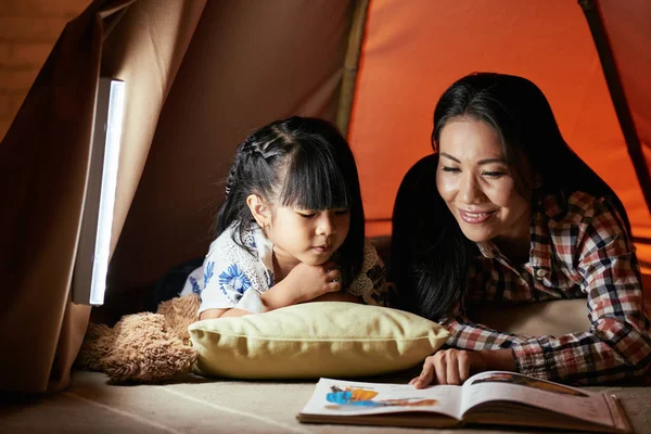 Gülümseyen Hikaye Dinleme Genç Kadın Onun Annesi Okuyor — Stok fotoğraf
