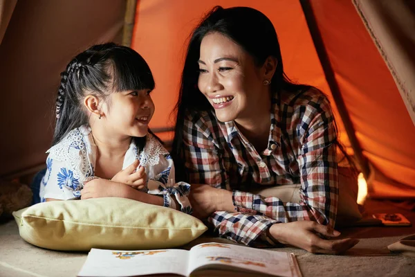 Mor Och Dotter Umgås Tillsammans — Stockfoto