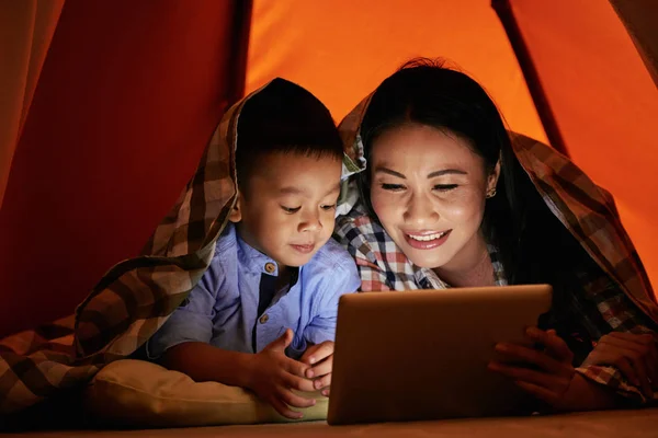 Kleine Jongen Zijn Moeder Liggen Onder Deken Speelspel Digitale Tablet — Stockfoto