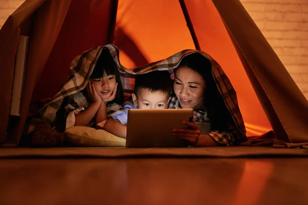 Mère Ses Deux Enfants Couchés Sous Couverture Regardant Des Films — Photo