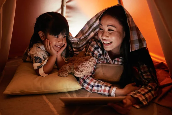 Mother Little Daughter Watching Cartoons Online Home — Stock Photo, Image
