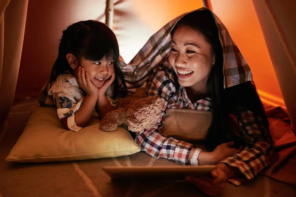 Mère Petite Fille Regarder Des Dessins Animés Ligne Maison — Photo