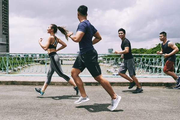 Asiatico Giovani Running Ponte Insieme — Foto Stock