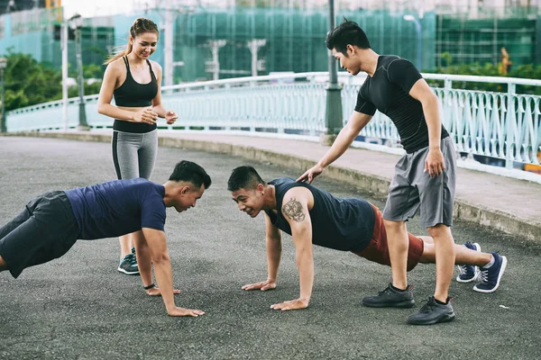 Jongeren Ter Ondersteuning Van Hun Vrienden Die Push Ups Aan — Stockfoto