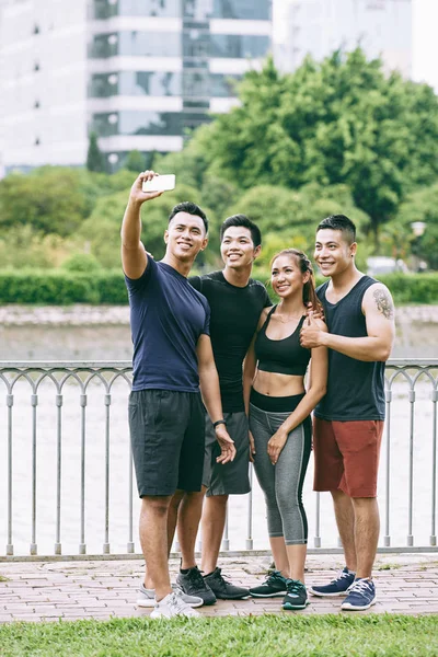 Wietnamski Sportowy Młodzi Ludzie Uśmiechnięci Biorąc Selfie Razem — Zdjęcie stockowe