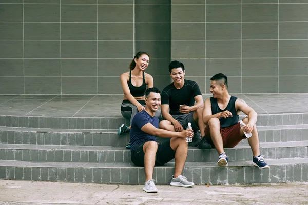 Amigos Rindo Sentados Livre Rindo Conversando Após Treinamento — Fotografia de Stock