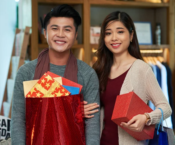 Feliz Ásia Casal Compra Chistmas Presentes Venda — Fotografia de Stock