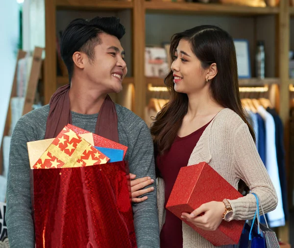 Jovem Casal Vietnamita Segurando Presentes — Fotografia de Stock