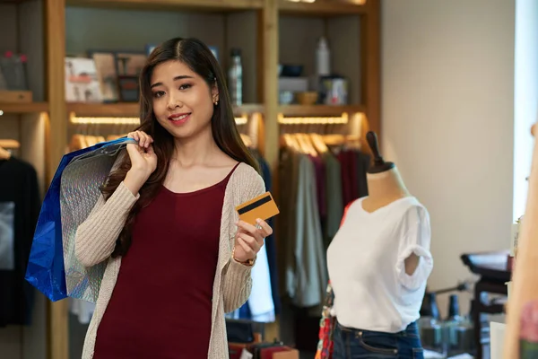 Retrato Una Joven Vietnamita Bonita Con Tarjeta Crédito Bolsas Compras —  Fotos de Stock