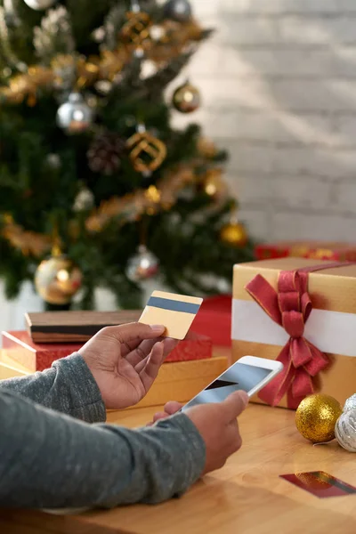 Человек Использующий Мобильное Приложение Кредитную Карту Купить Рождественские Подарки — стоковое фото