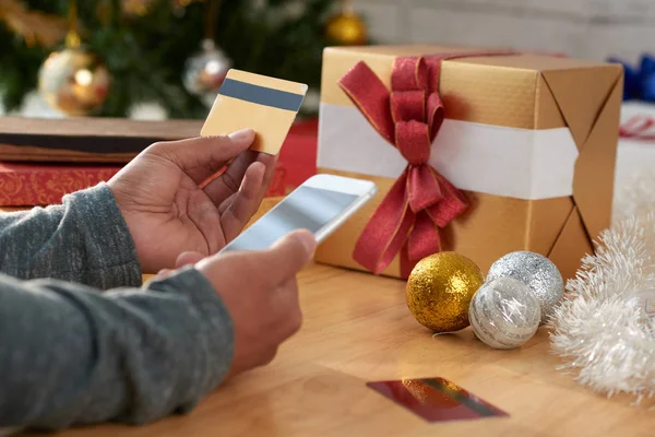 Руки Человека Использующего Смартфон Кредитную Карту Покупки Рождественских Подарков — стоковое фото