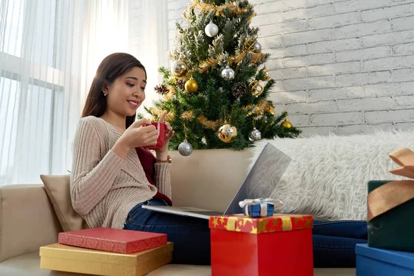 Vietnamesische Junge Frau Trinkt Kaffee Und Benutzt Laptop Geschenke Sind — Stockfoto