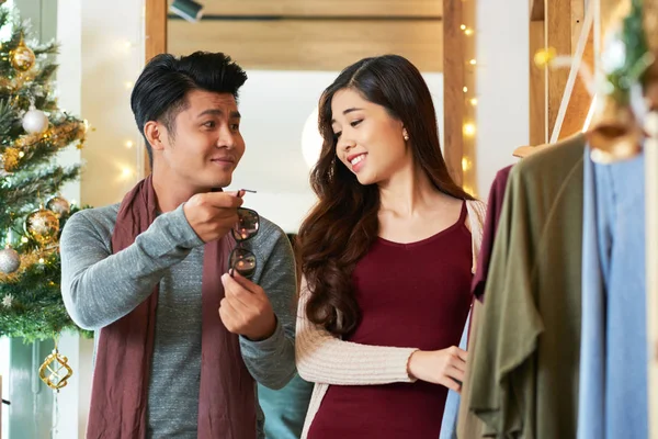 Hombre Asiático Mostrando Gafas Sol Que Encontró Boutique — Foto de Stock