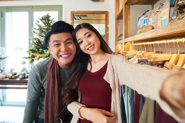 Dükkanda Fotoğraflamak Mutlu Asya Çift — Stok fotoğraf