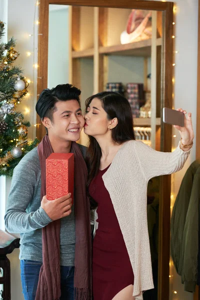 Mujer Joven Besando Novio Tomando Selfie — Foto de Stock