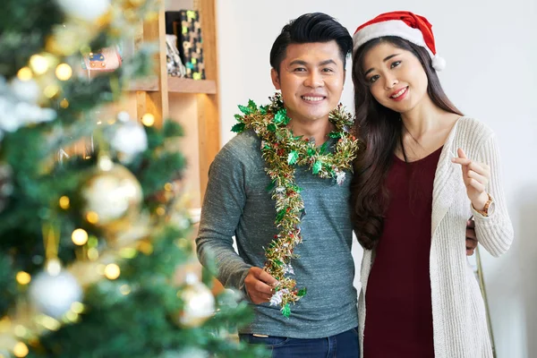 Porträt Eines Jungen Vietnamesischen Paares Das Weihnachten Feiert — Stockfoto