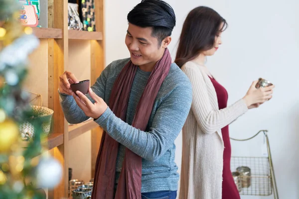 Clientes Mirando Varias Decoraciones Navideñas Tienda — Foto de Stock