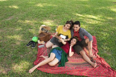 Asyalı kız arkadaşlarıyla piknik selfie alarak