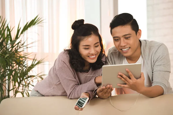 Vrolijke Vietnamese Paar Kijken Iets Tablet — Stockfoto