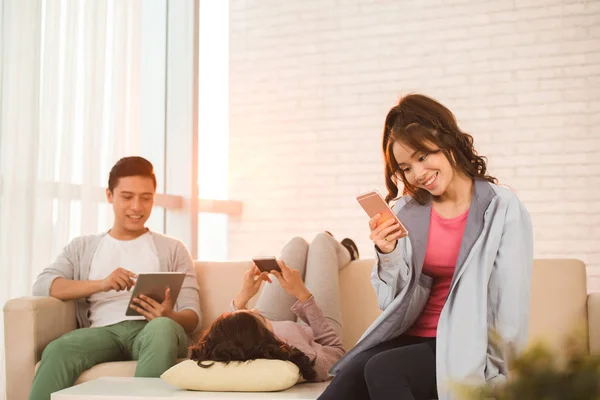 Chica Vietnamita Bastante Sonriente Con Mensajes Texto Teléfonos Inteligentes — Foto de Stock