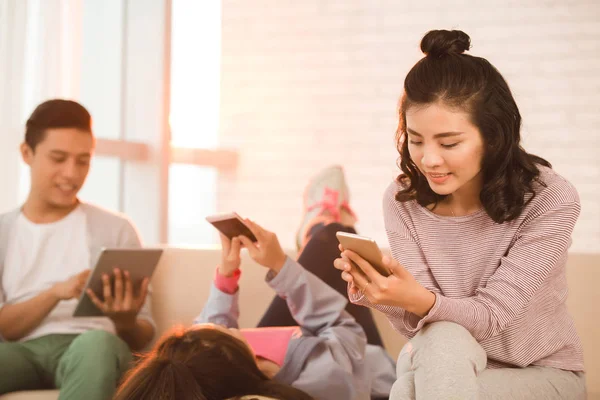 Schöne Asiatische Mädchen Mit Mobilen Anwendung Ihre Freundin Sind Hintergrund — Stockfoto